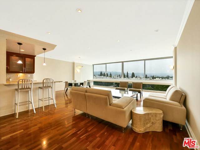 2220 Avenue Of The Stars - Photo 1