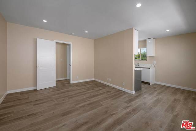 1553 Saltair Avenue - Photo 1