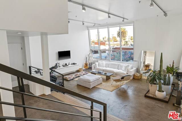 615 Hampton Drive - Photo 1