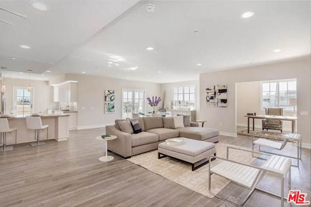 313 Reeves Drive - Photo 1