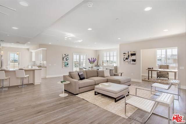 313 Reeves Drive - Photo 1