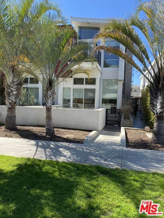 852 10TH ST - Photo 1