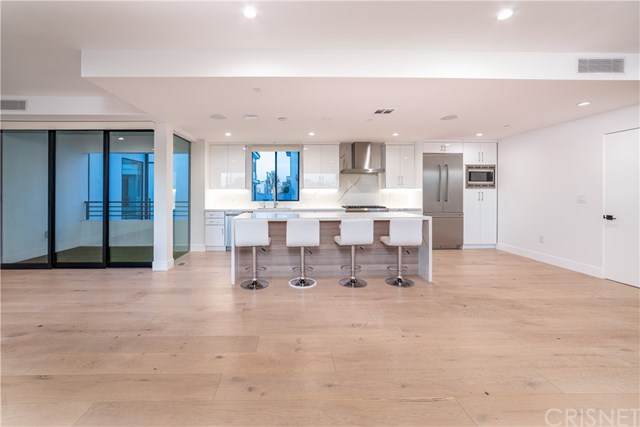 735 1/2 Gramercy Place - Photo 1