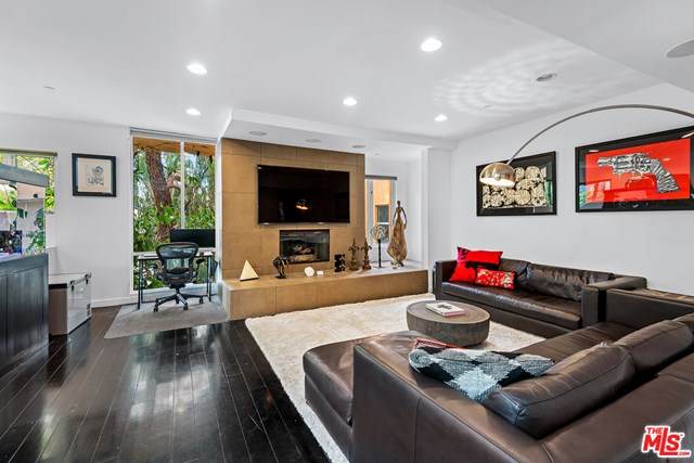 900 West Knoll Drive - Photo 1