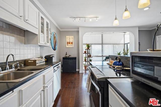 697 Bay Street - Photo 1