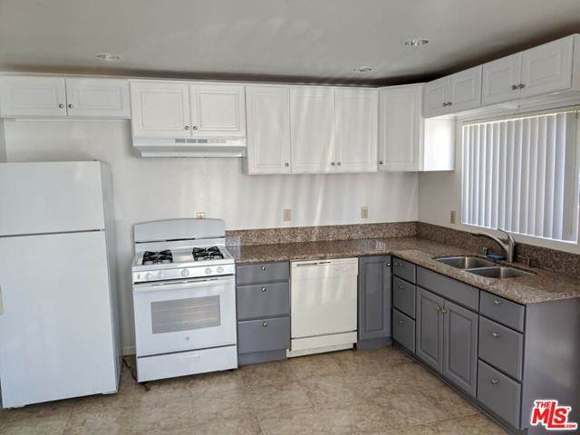 1419 Centinela Avenue - Photo 1