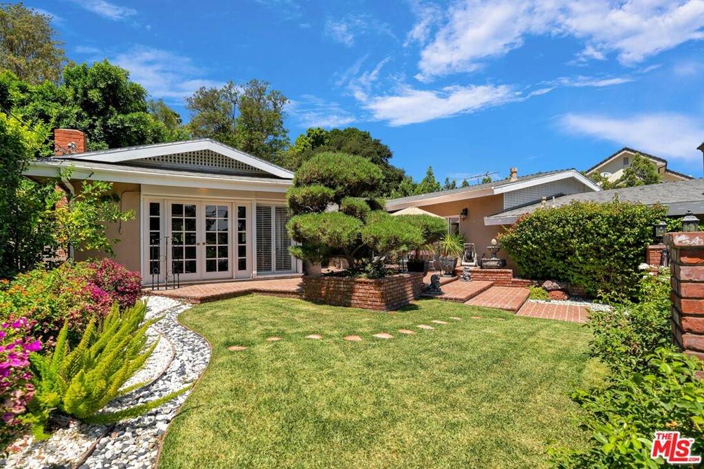 4449 Petit Avenue - Photo 1