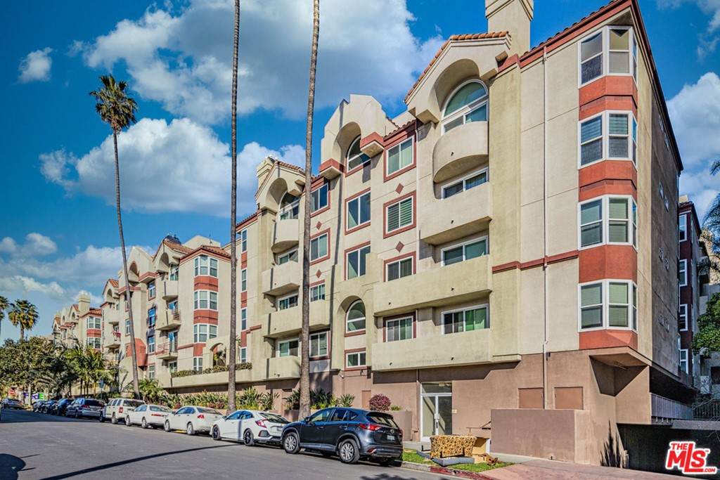 620 Gramercy Place - Photo 1