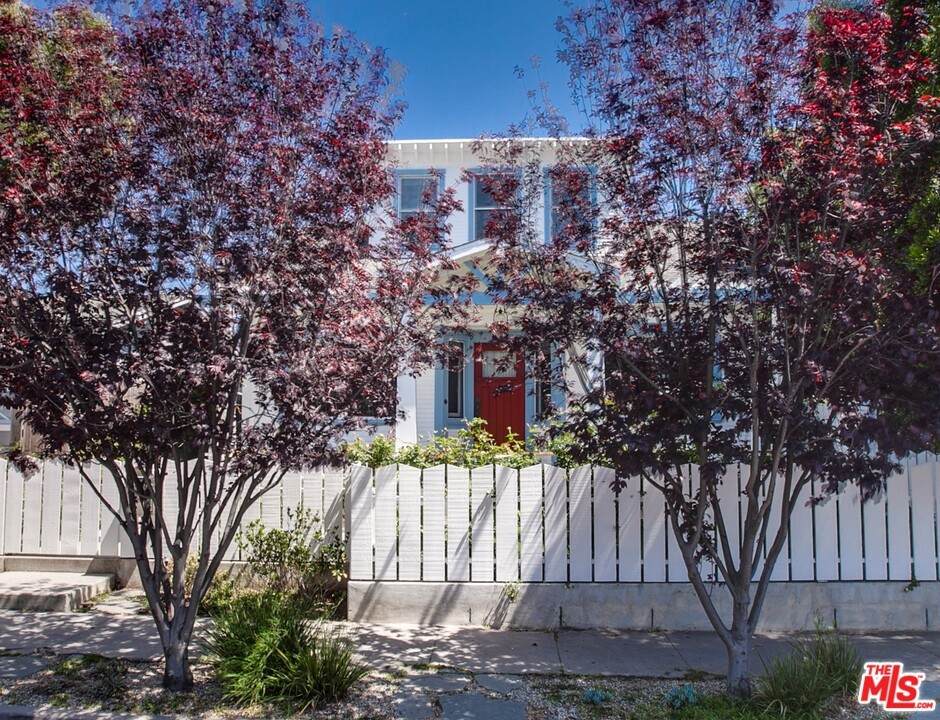 846 Superba Avenue - Photo 1
