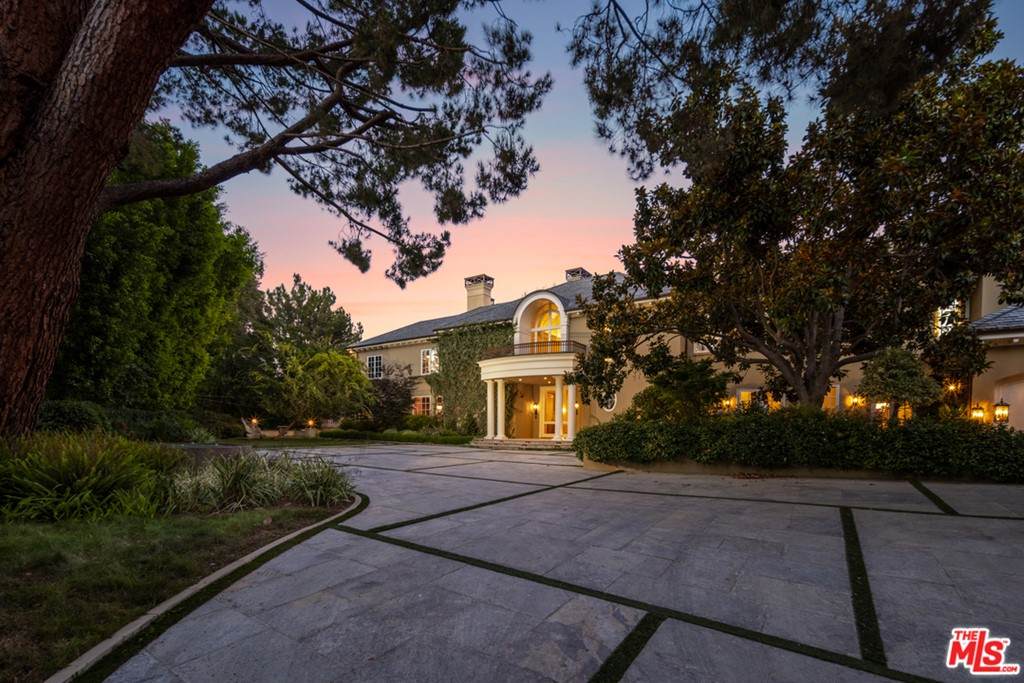 10 Beverly Parkway - Photo 1