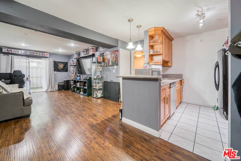 18620 Hatteras Street - Photo 1