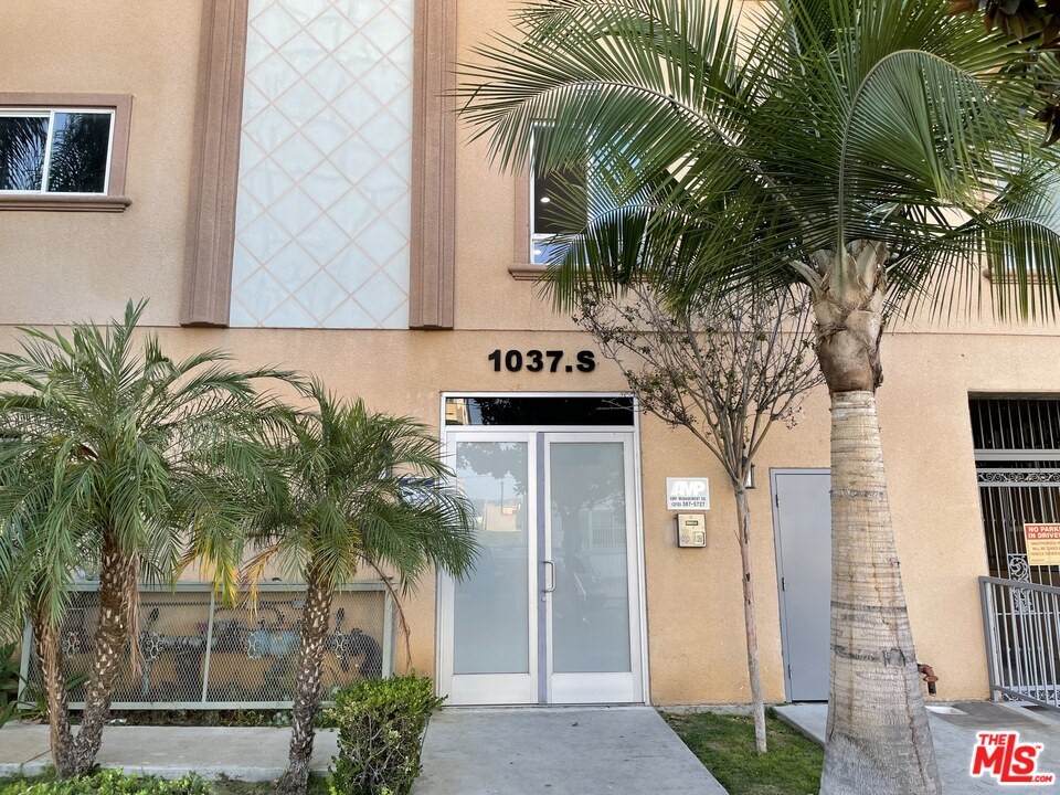 1037 Fedora Street - Photo 1