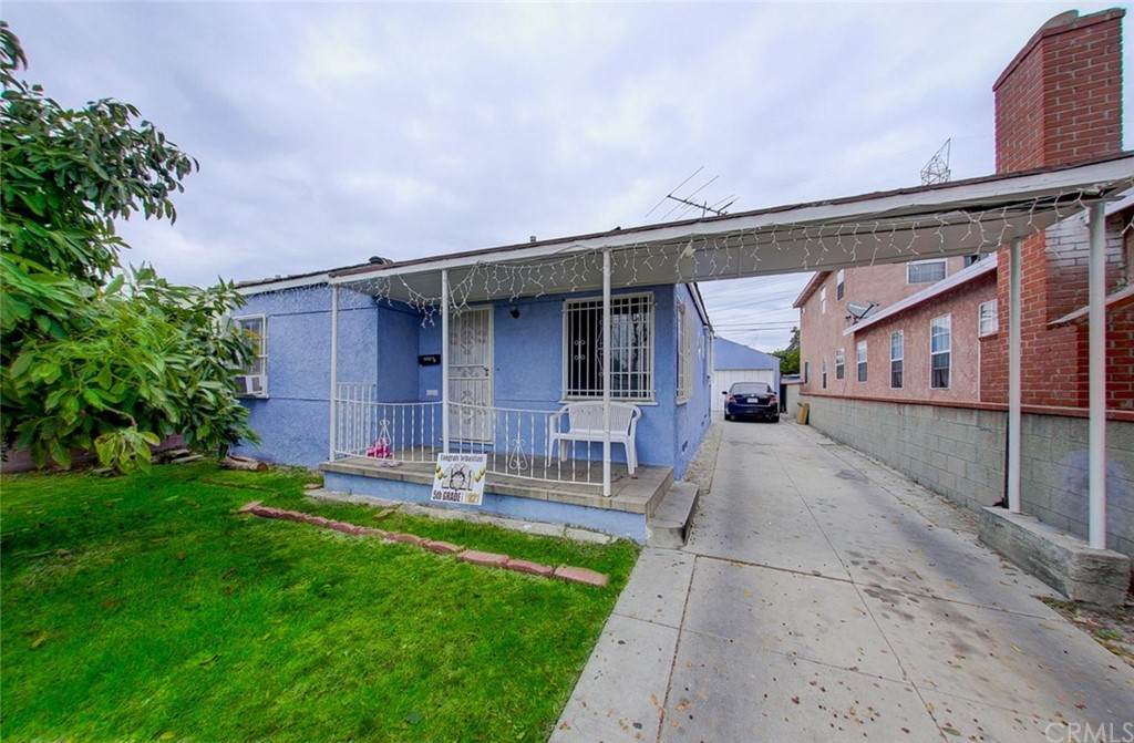 2569 Iowa Avenue - Photo 1