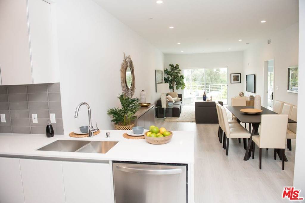 625 Barrington Avenue - Photo 1
