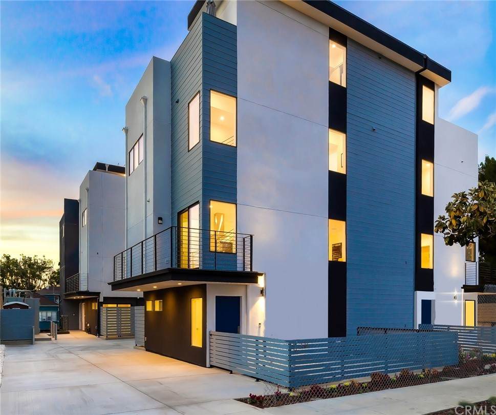 231 1/2 Burlington Avenue - Photo 1