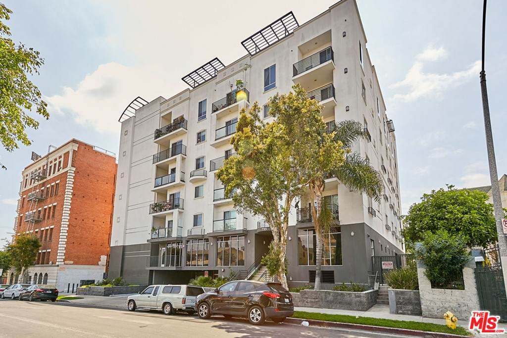 733 Manhattan Place - Photo 1