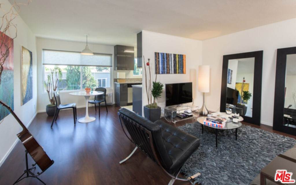 964 Larrabee Street - Photo 1