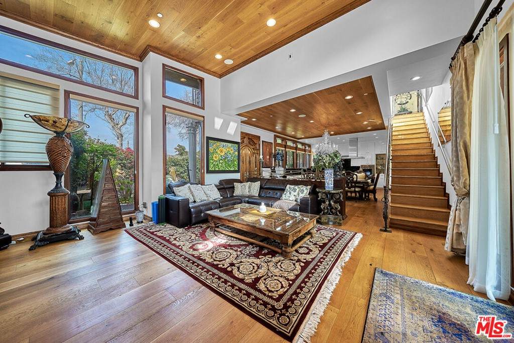 370 Mercedes Avenue - Photo 1