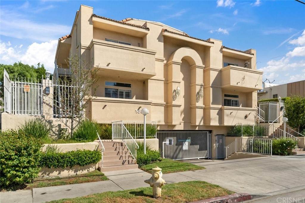 13801 Oxnard Street - Photo 1