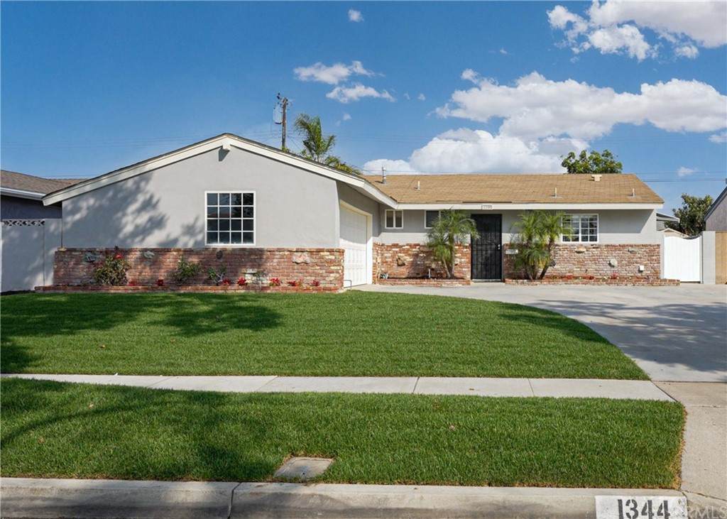 1344 Berkley Street - Photo 1