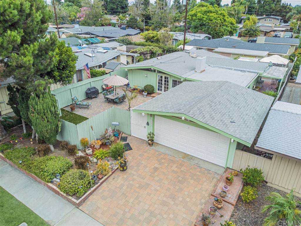 3046 Roxanne Ave - Photo 1
