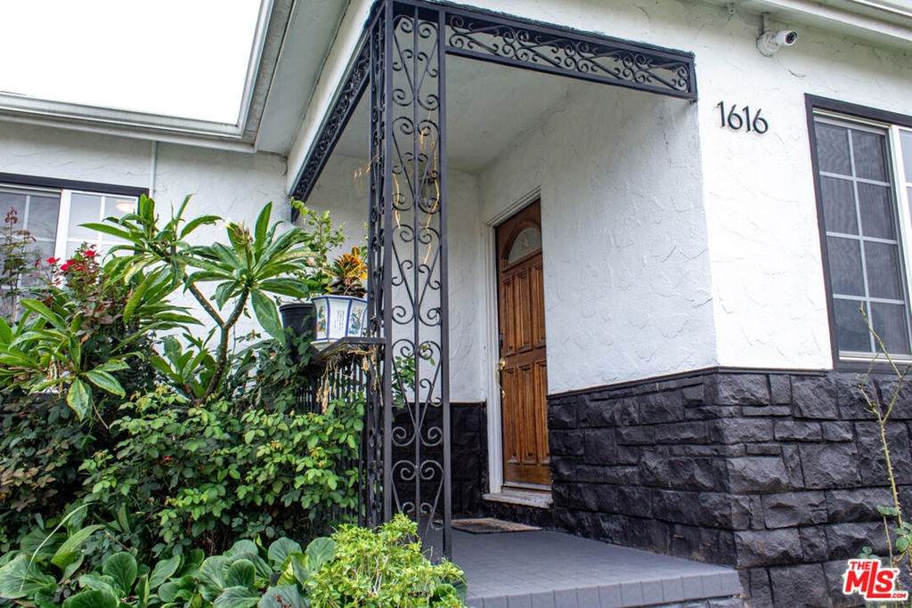 1616 Palmer Street - Photo 1