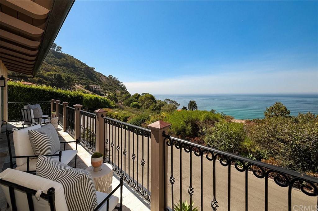 1020 Palos Verdes Drive - Photo 1