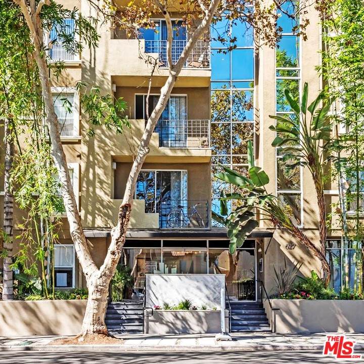627 Rossmore Avenue - Photo 1