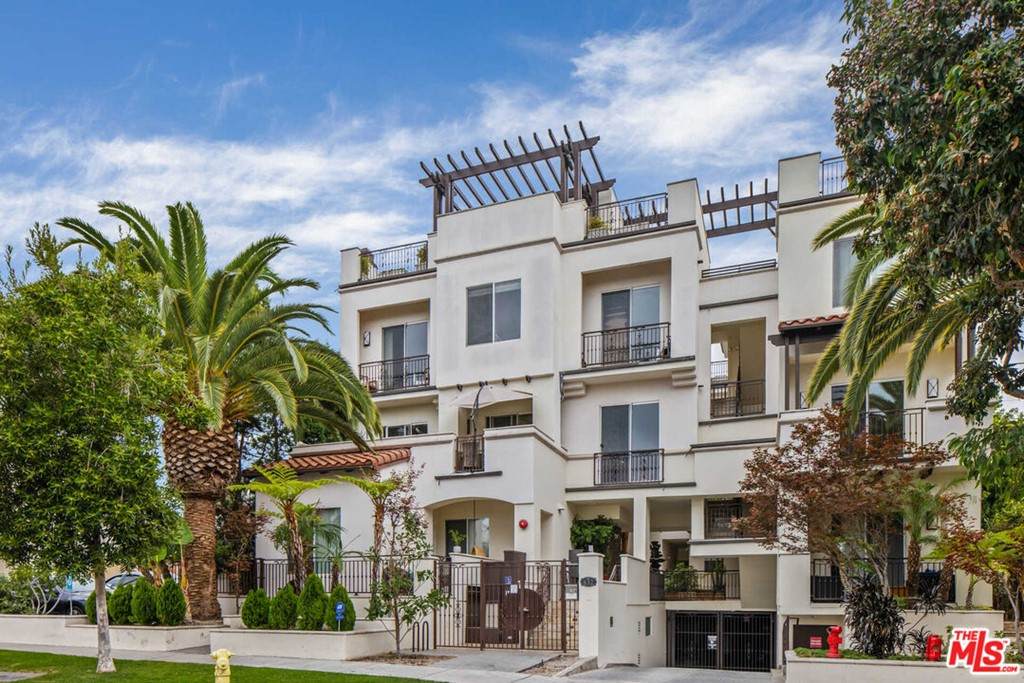 632 Kings Road - Photo 1