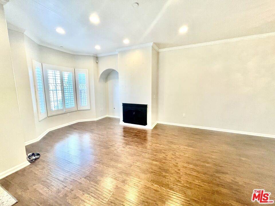 909 Gramercy Place - Photo 1