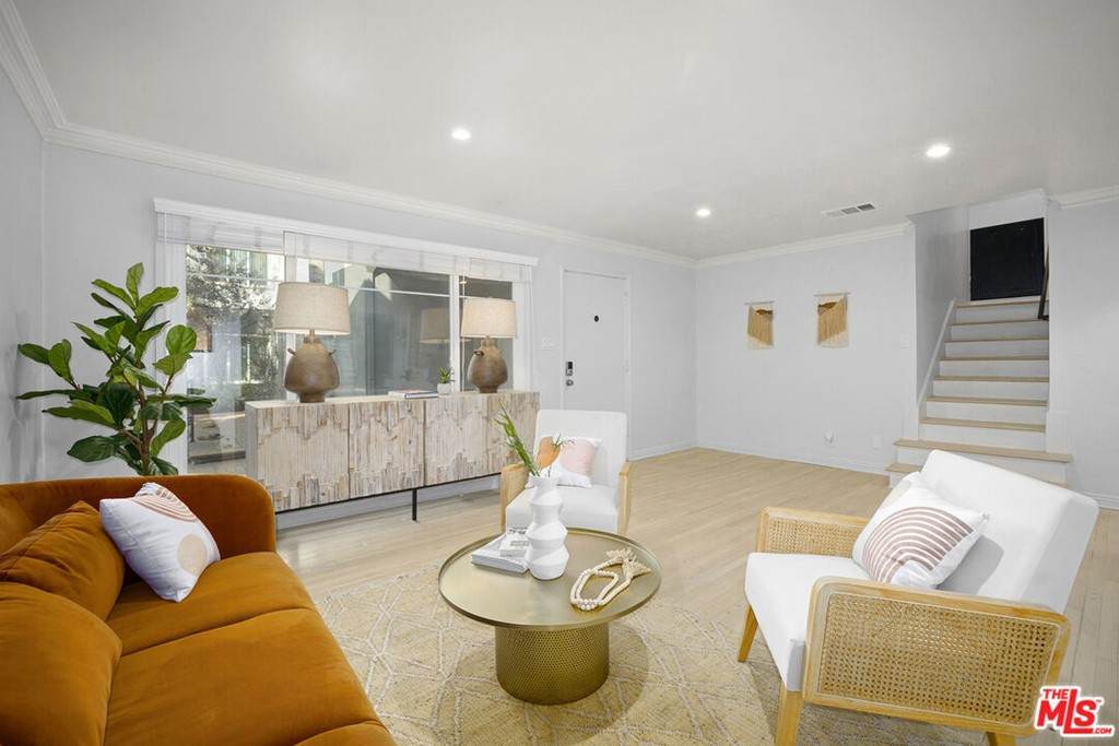 8450 De Longpre Avenue - Photo 1