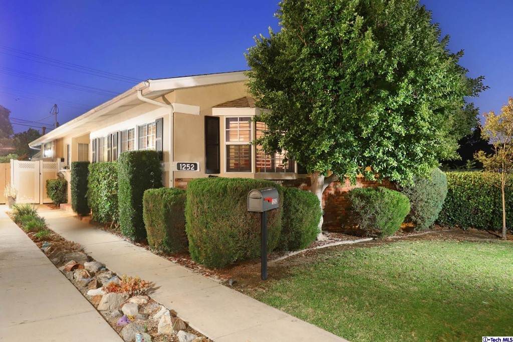 1252 Irving Avenue - Photo 1