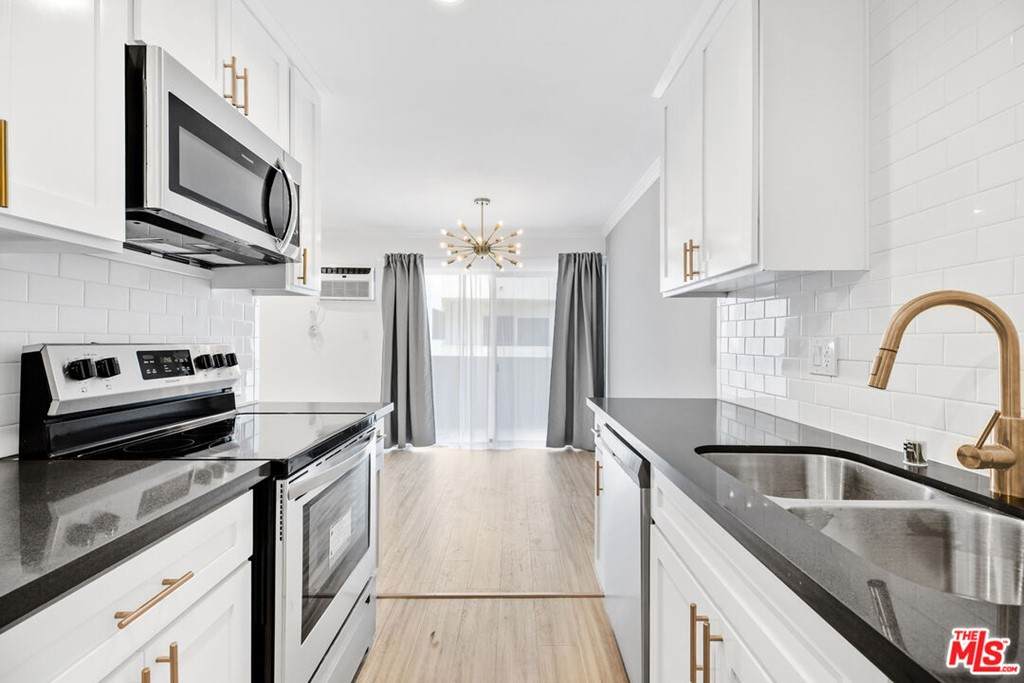 960 Larrabee Street - Photo 1