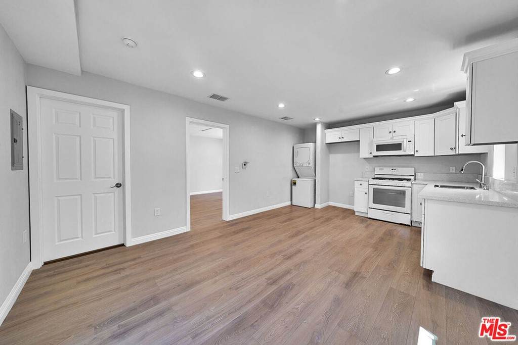 1052 Bronson Avenue - Photo 1