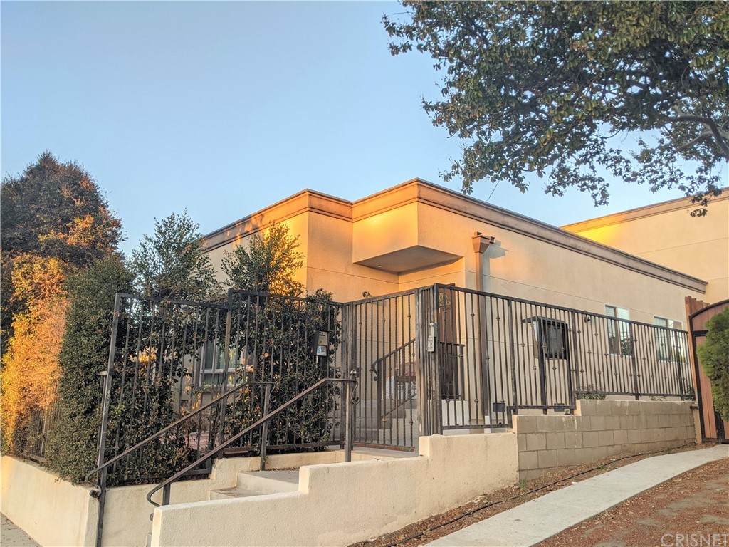 6544 Balboa Boulevard - Photo 1
