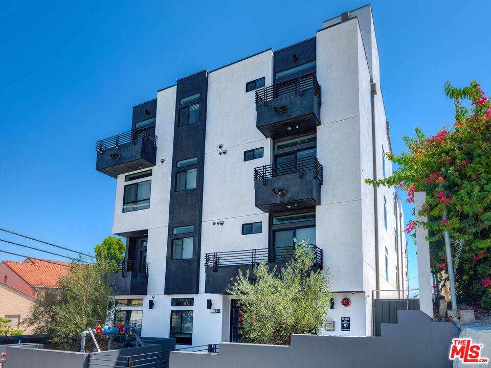 338 Mariposa Avenue - Photo 1