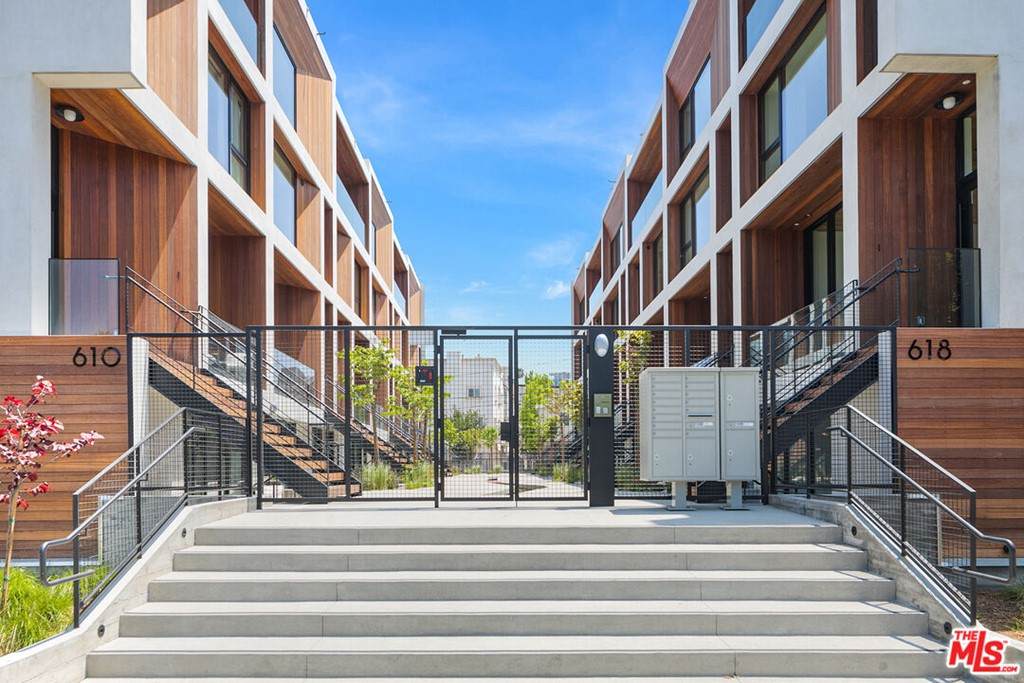610 Van Ness Avenue - Photo 1