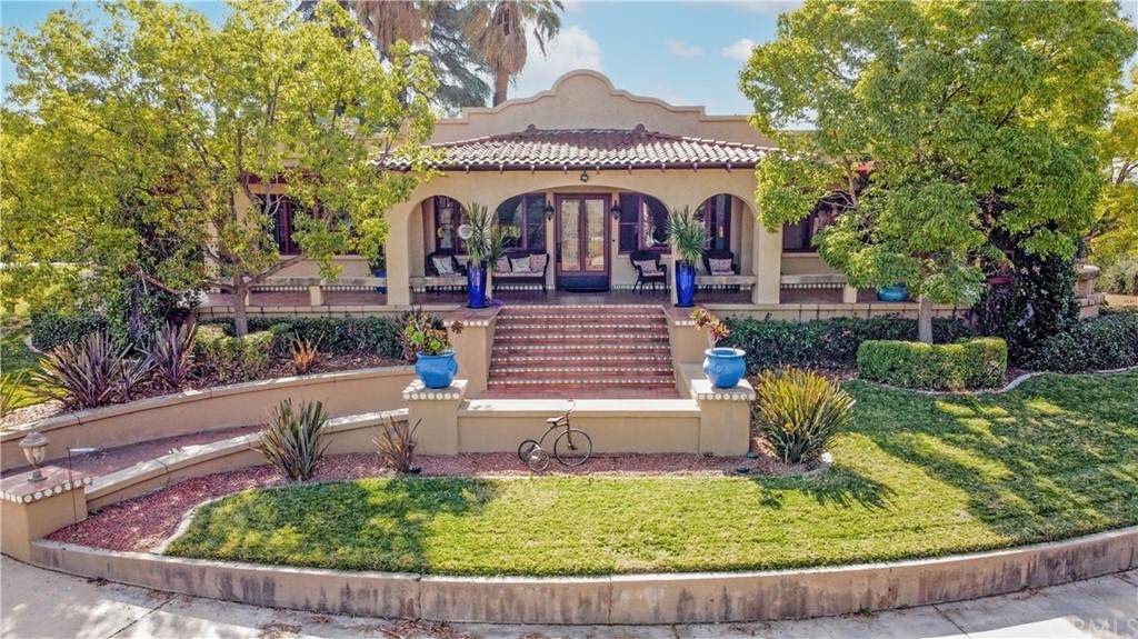 415 Sunset Drive - Photo 1