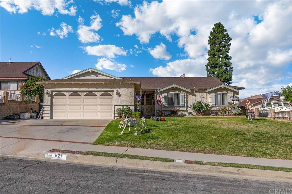 621 Kinsella Avenue - Photo 1