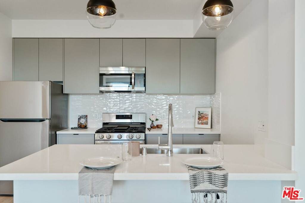 426 Alexandria Avenue - Photo 1