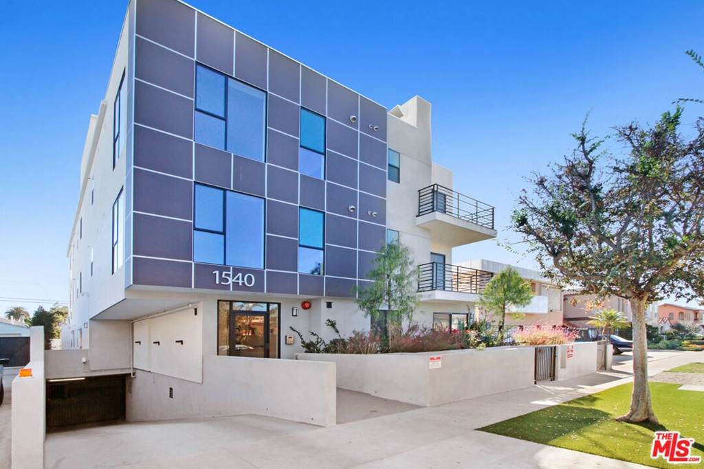 1540 Hayworth Avenue - Photo 1