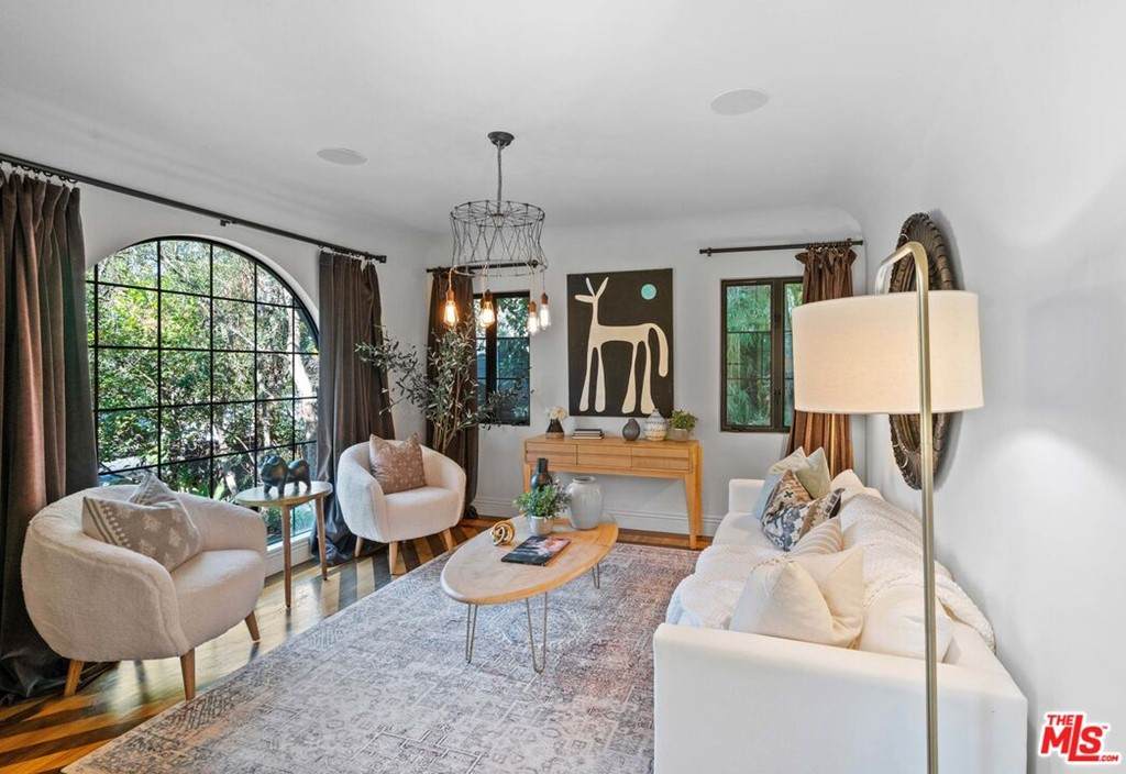 722 Superba Avenue - Photo 1