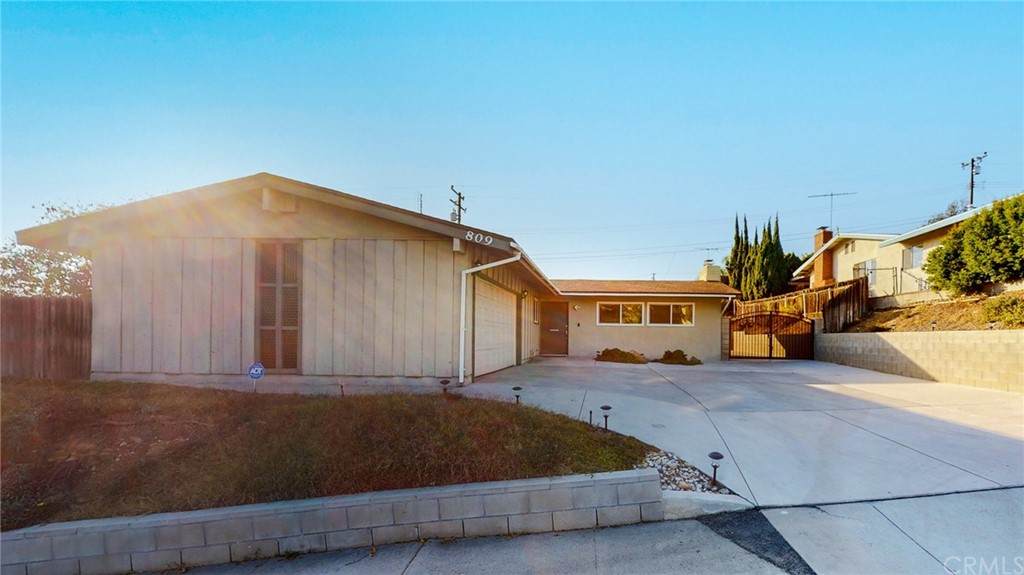 809 Perry Avenue - Photo 1