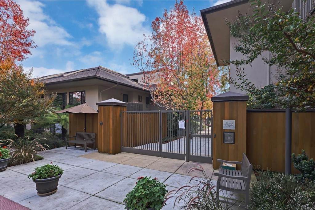 2140 Santa Cruz Avenue - Photo 1