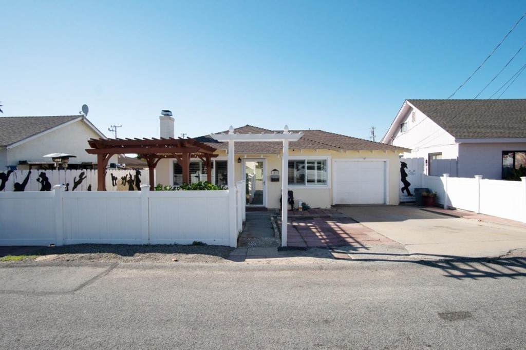 1425 Luxton Street - Photo 1