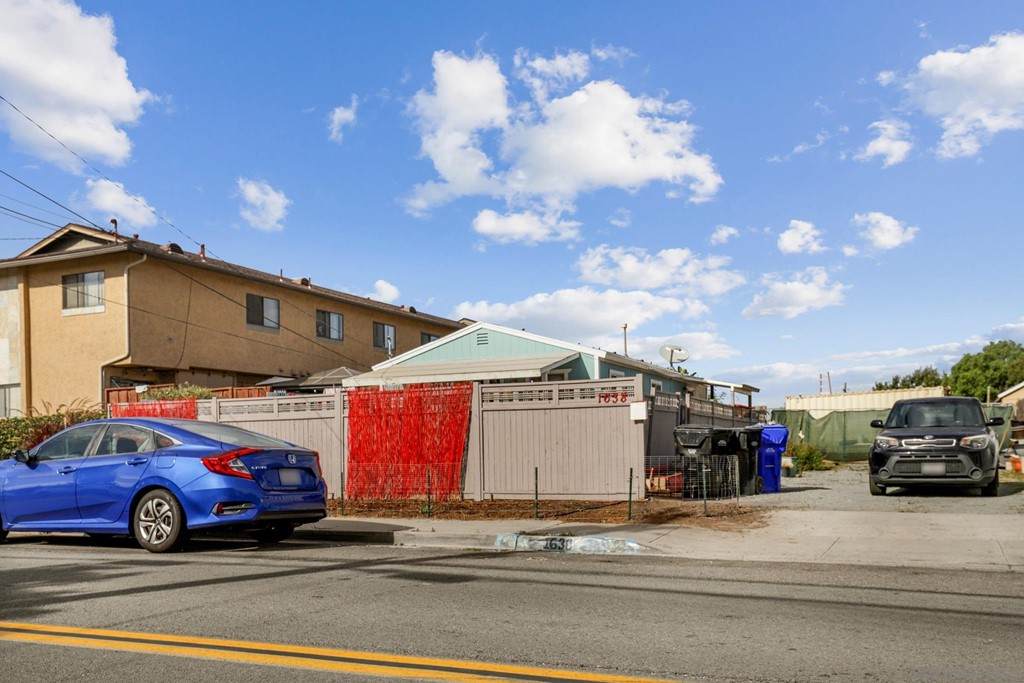 1638 Elm Ave - Photo 1