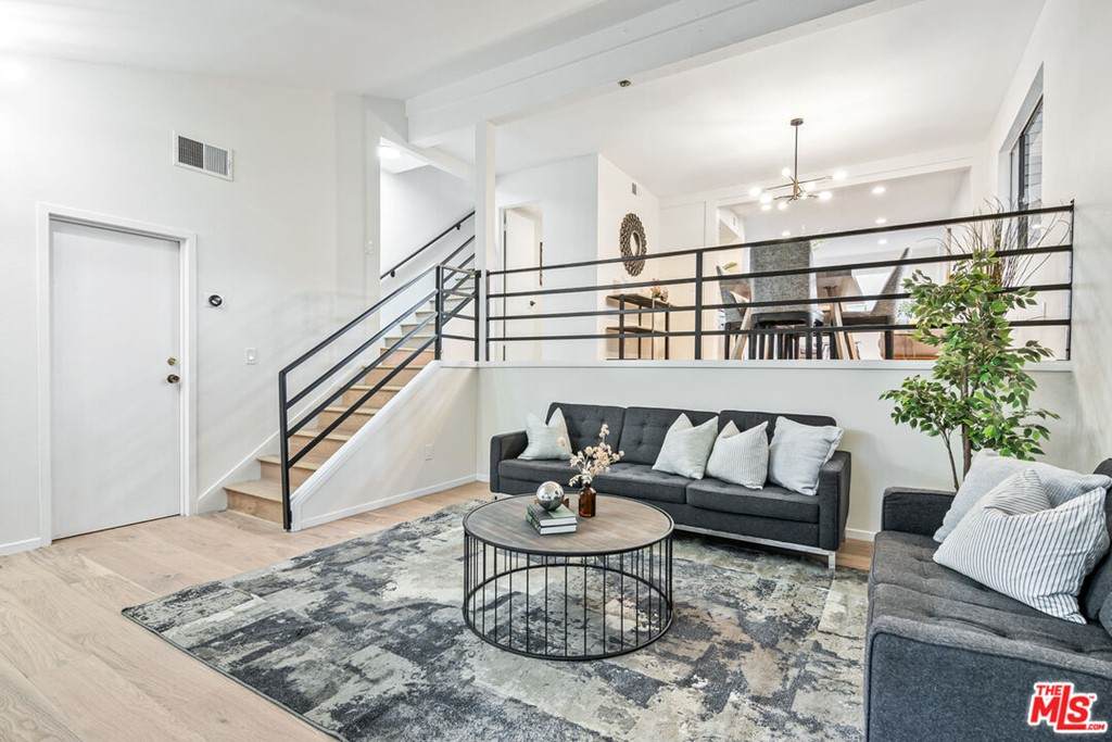4333 Redwood Avenue - Photo 1