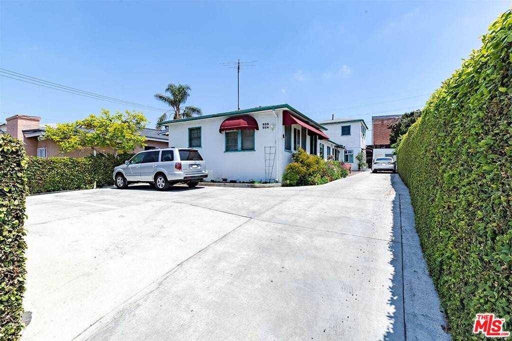 550 Manhattan Place - Photo 1