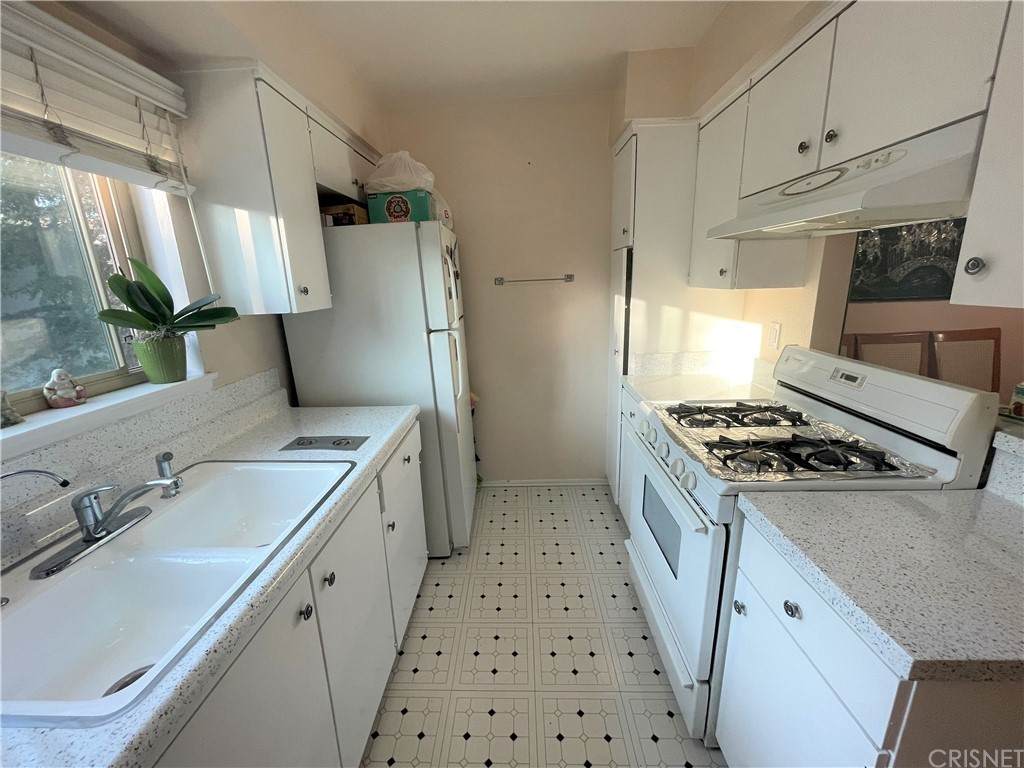 22040 Calvert - Photo 1