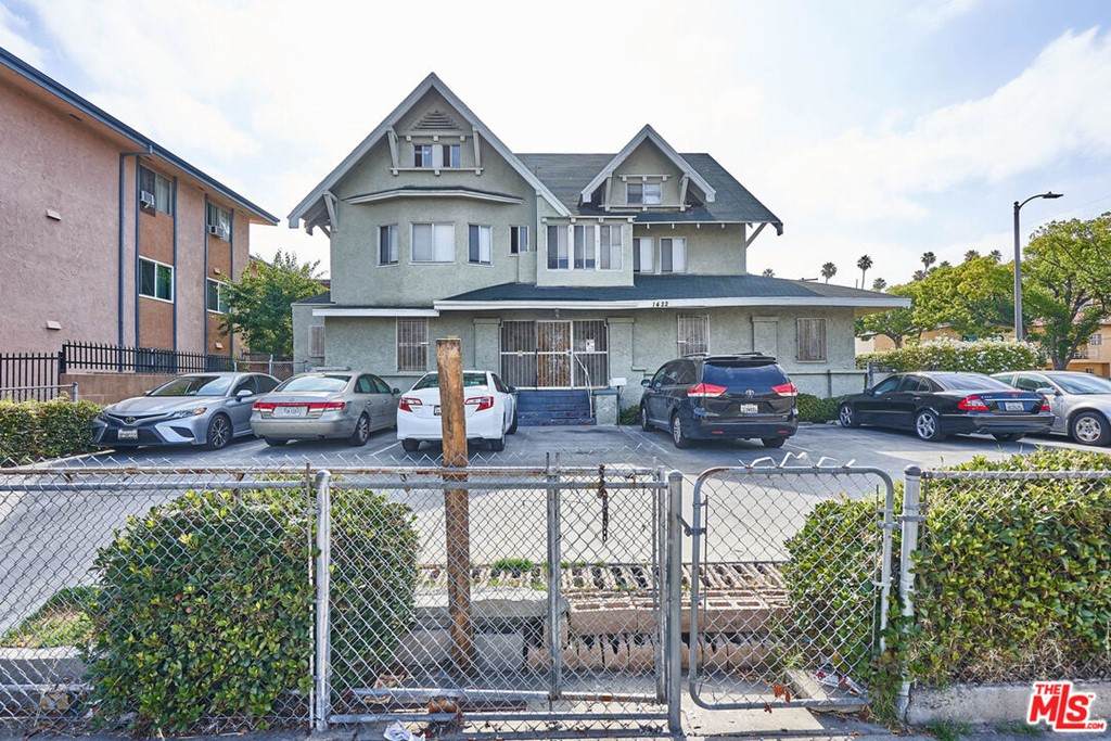 1422 St Andrews Place - Photo 1